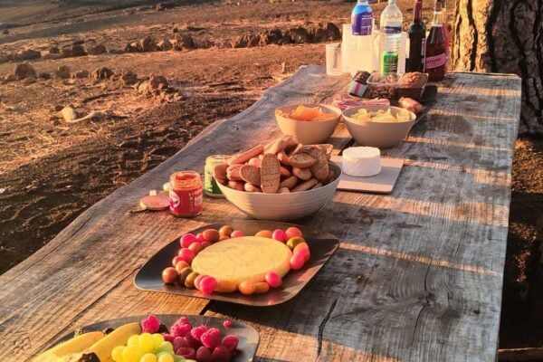 Tapas traditionnels canariens, en-cas et boissons préparés pour les invités avant une excursion d'observation des étoiles Mount Teide.