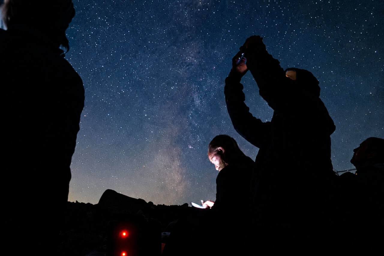 Huéspedes observando y fotografiando las estrellas en el Teide