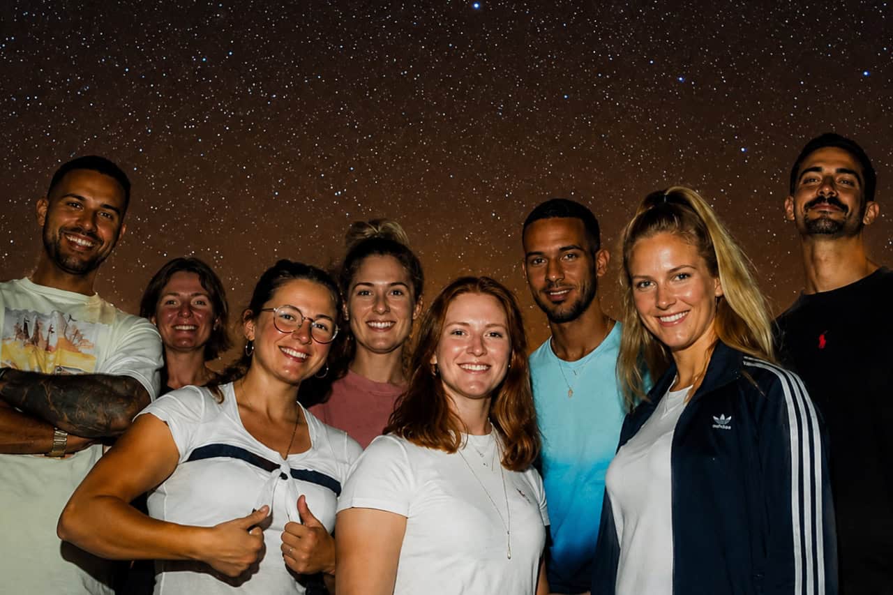 Pequeño grupo de huéspedes bajo el cielo nocturno en el Teide