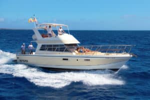 Des gens profitant du bateau privé Neptuno