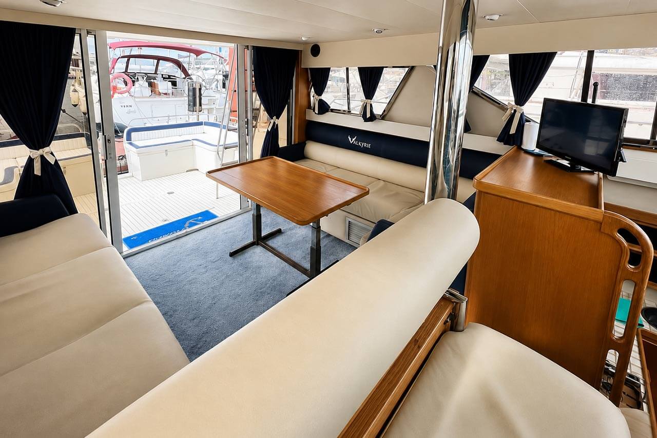 Salón interior del yate Valkyrie con asientos de color crema