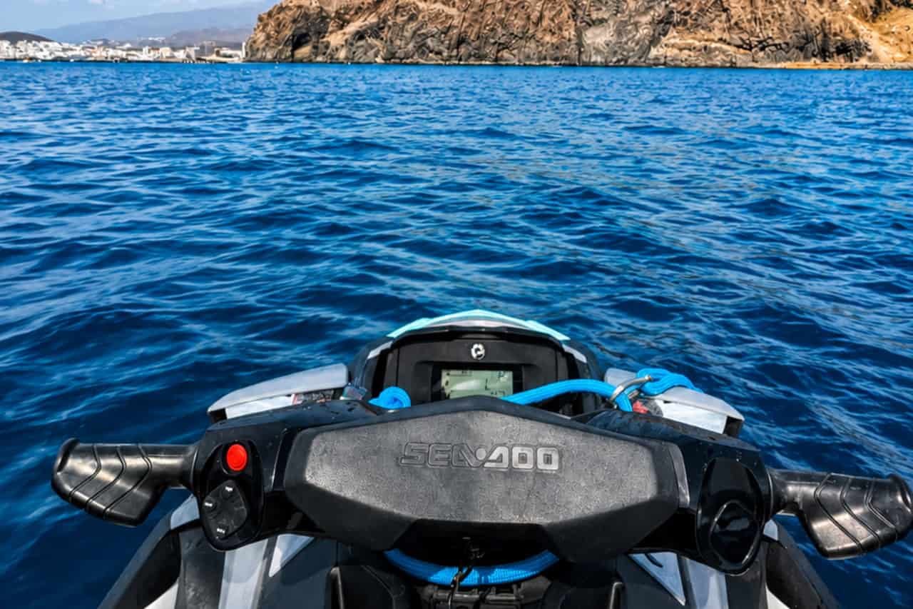 Blick vom Jetski Sea-Doo über das Wasser während der privaten Tour