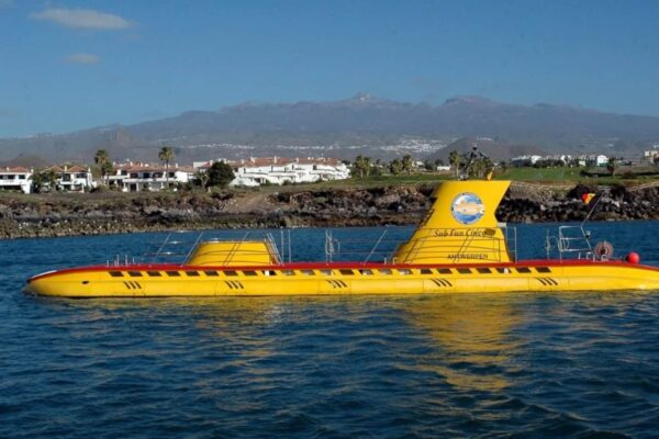 U-Boot-Safari auf Teneriffa: Das gelbe „Sub Fun Cinco“ vor der Küste von Amarilla Marina, im Hintergrund das Mount Teide, gebucht mit Club Canary
