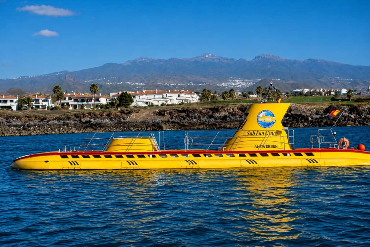 Gelbes U-Boot auf der Meeresoberfläche mit der Südküste Teneriffas im Hintergrund