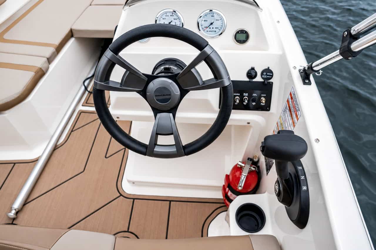 Helm and controls of the no-licence boat hire in Lanzarote