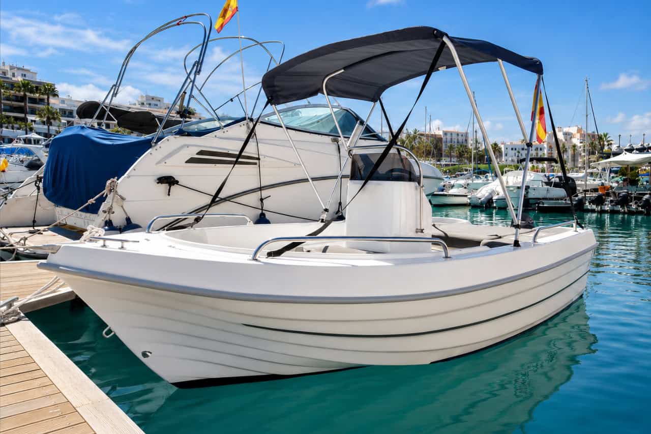 Kleine motorboot met huif afgemeerd in Tenerife