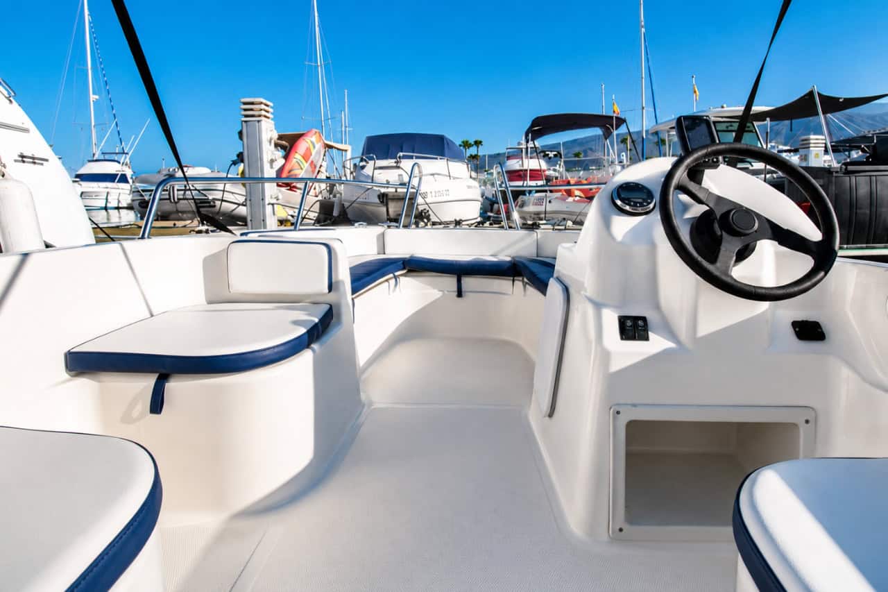 Stuurwiel en zitplaatsen van de zelfvoorzienende boot