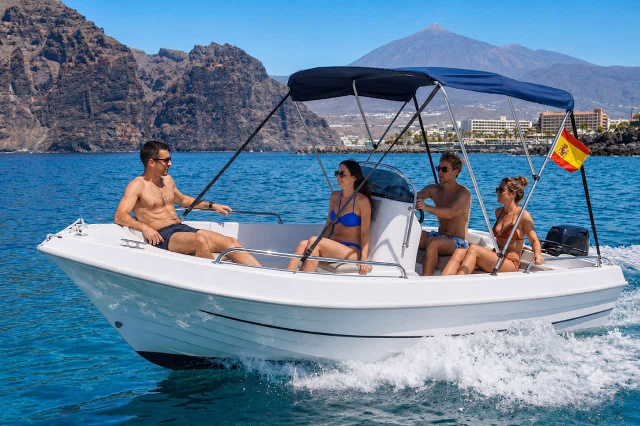 Vier vrienden varen op een kleine zelfbestuurbare boot langs de kust van Tenerife