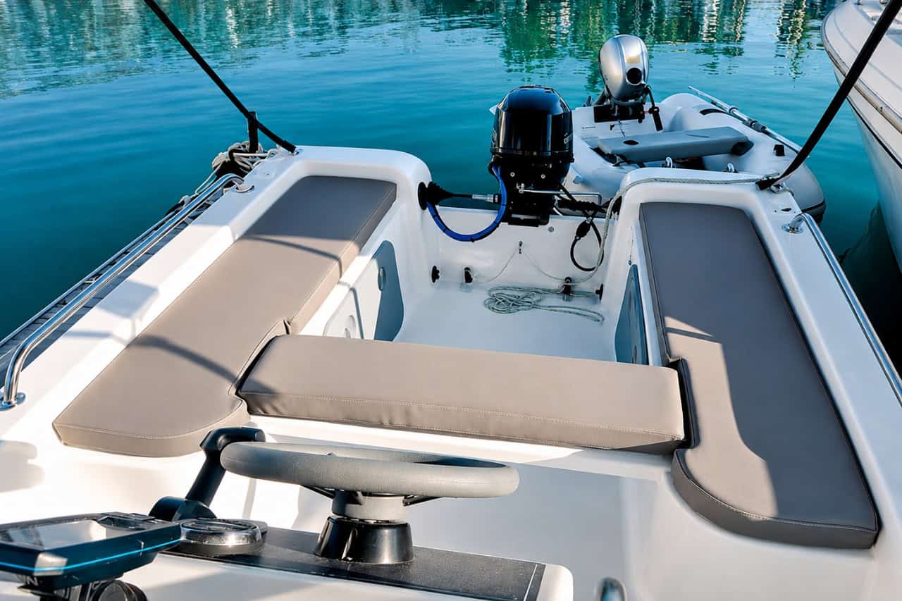 Achterste zitgedeelte en buitenboordmotor van de huurboot