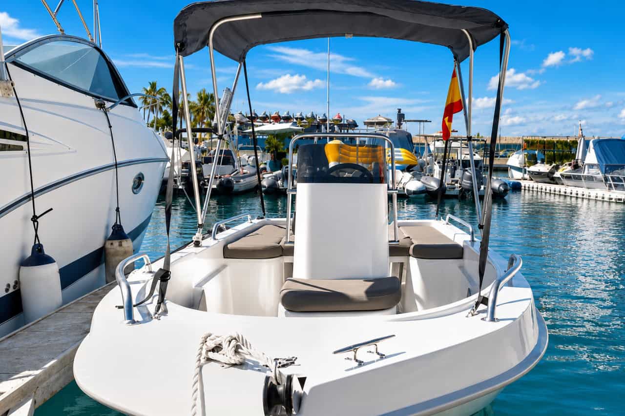 Vooraanzicht van de zelfbestuurde boot in de jachthaven Puerto Colon