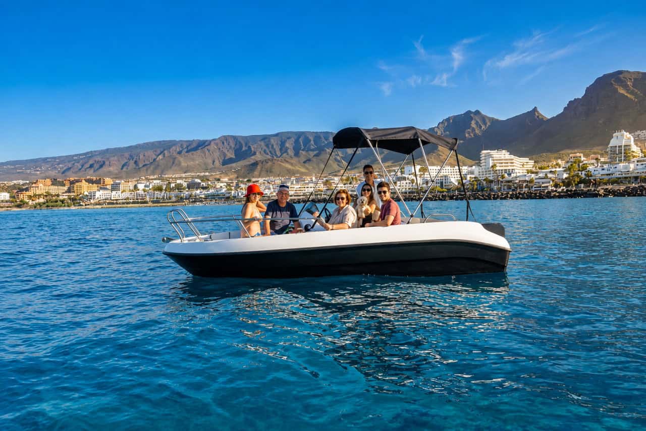 Familie en vrienden die ontspannen op een kleine huurboot