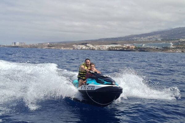 Tēvs un bērns brauc ar Seadoo ūdens motociklu Costa Adeje Tenerifes okeāna safari