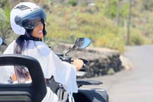 Karismaatiline mõjutaja, kes tasakaalustab vaevata stiili ja seiklust, liugleb Tenerife Quad monstrumtuuril läbi Tenerife mitmekesiste maastike - päikesepaistelistest randadest karmide mägedeni - jäädvustades saare ilu olemust, samal ajal kui õrn meretuul nende juukseid silitab.