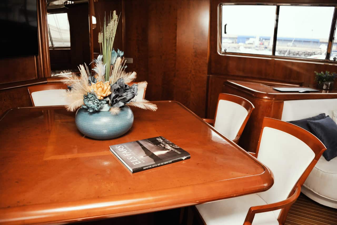 Comedor dentro del yate privado