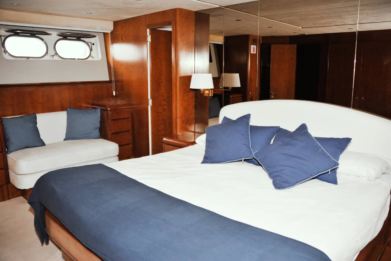 Amplio dormitorio privado en el yate