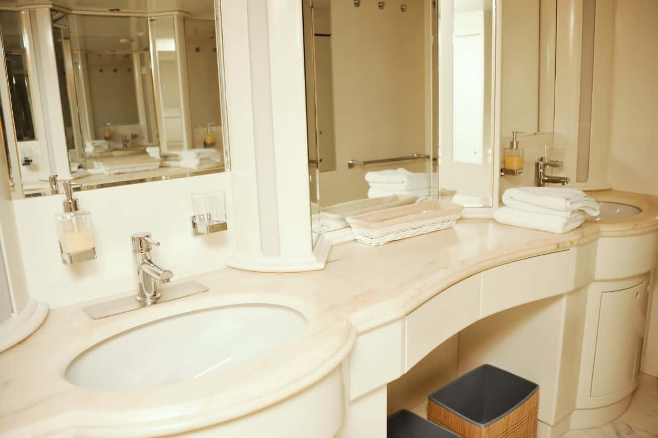 Baño privado con lavabos dobles en el yate