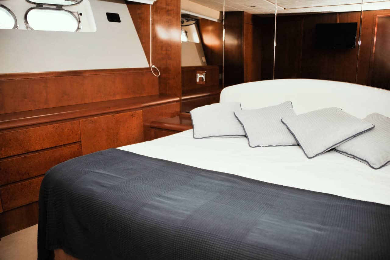 Camarote de yate privado preparado para pasar la noche