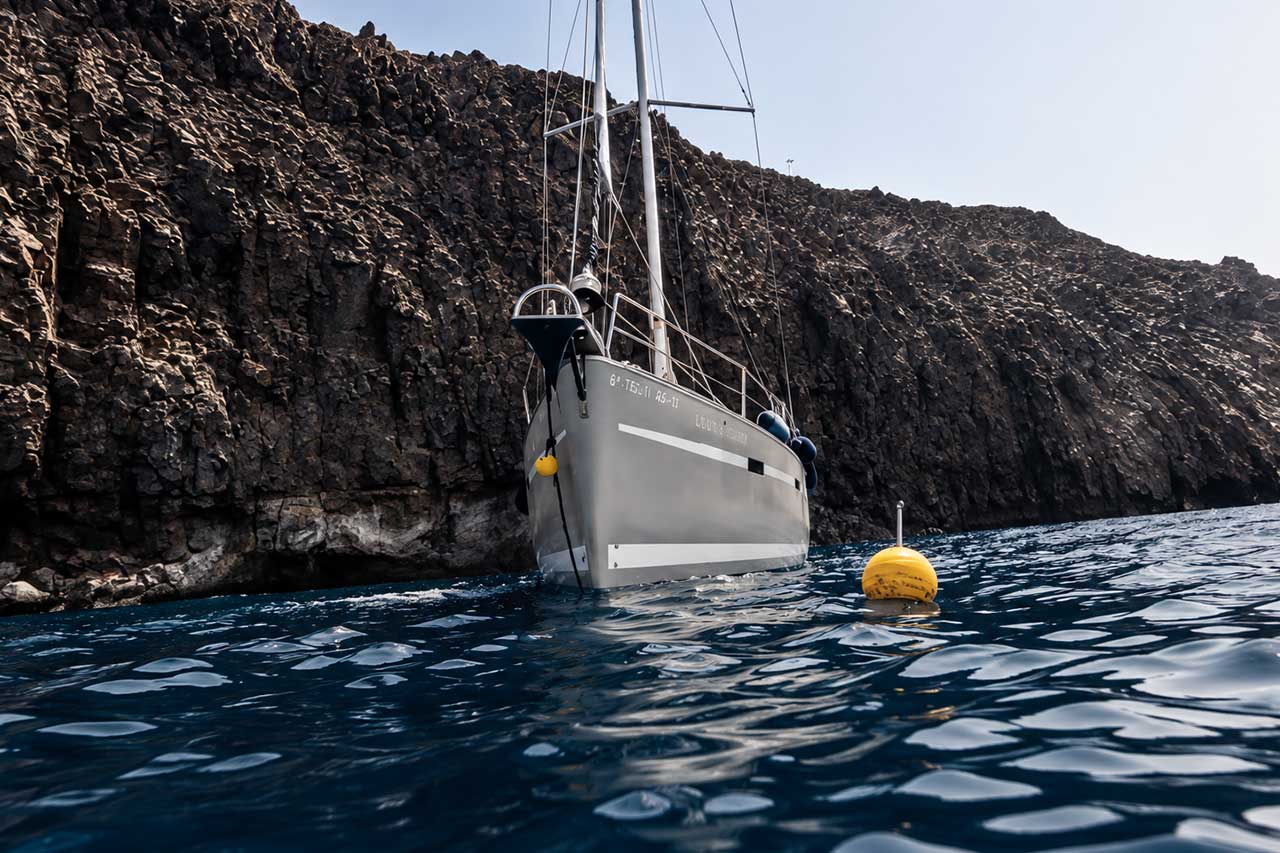 Lady Sunshine vor vulkanischen Klippen auf den Kanarischen Inseln vor Anker