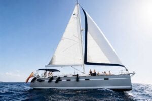 Lady Sunshine zeilt over de Atlantische Oceaan met gasten die aan boord ontspannen tijdens een privétrip zeilen op Tenerife