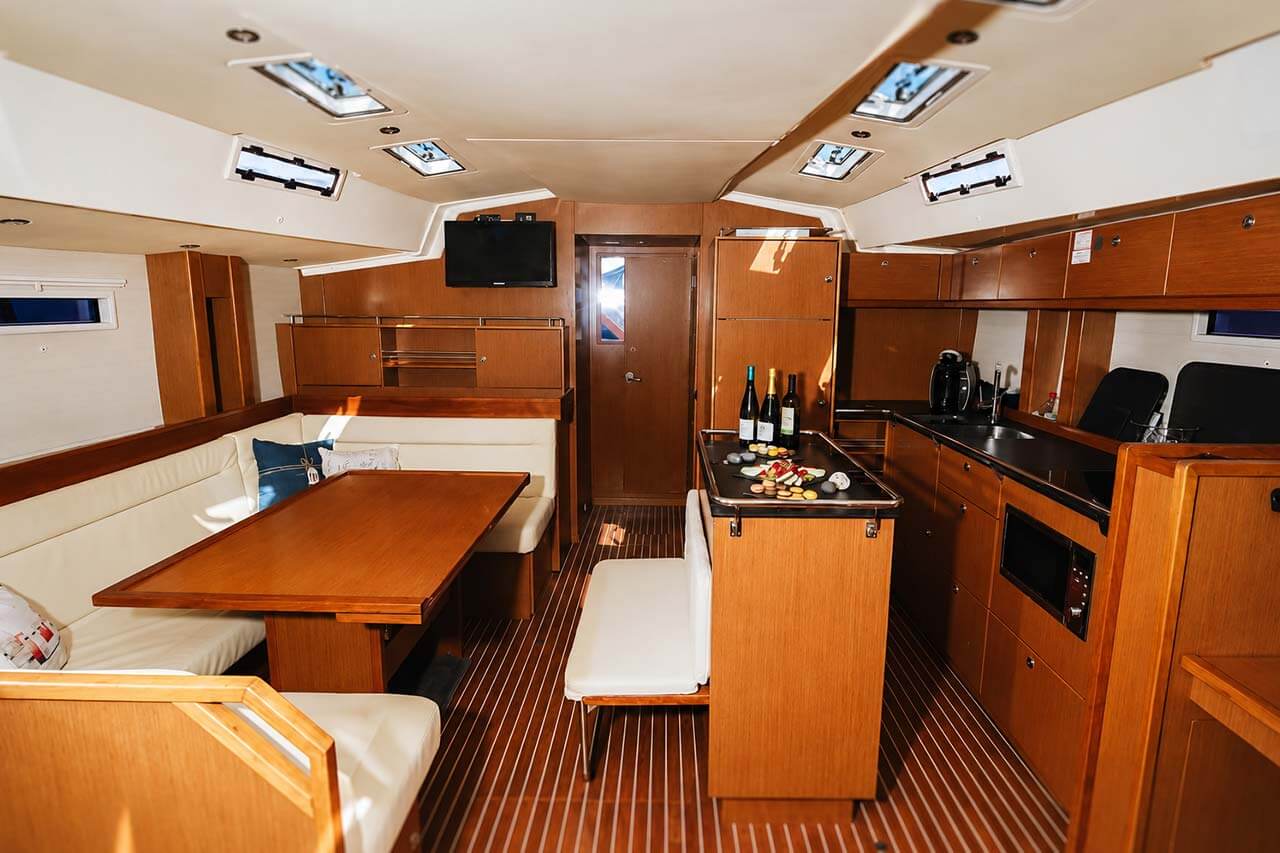 Innenlounge, Essbereich und Küche an Bord der Lady Sunshine
