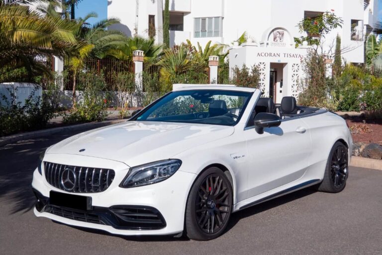 Mercedes C63S AMG cabriolet alb, vedere laterală frontală cu grilă AMG și design sportiv în Tenerife.