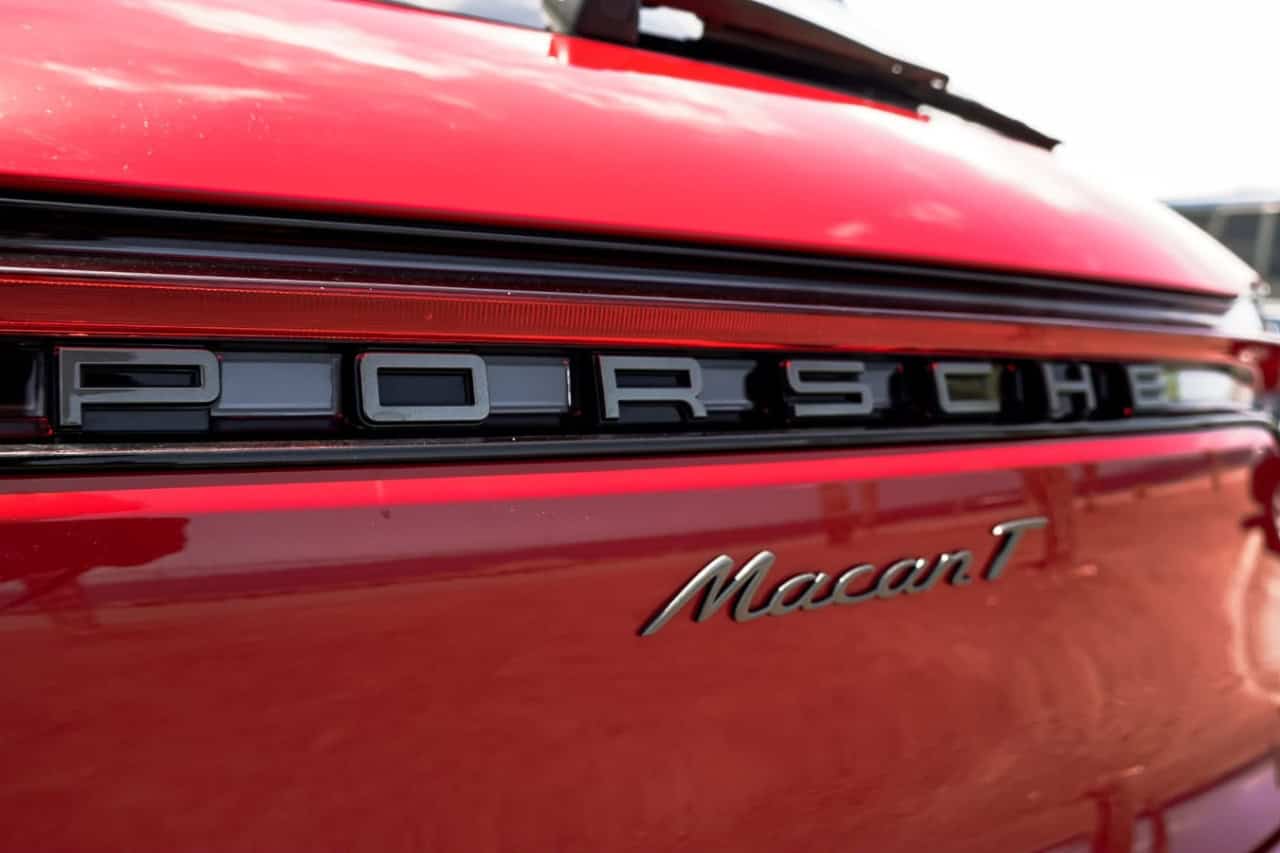 L’inscription Porsche à l’arrière et le badge Macan sur la Porsche Macan rouge à Tenerife