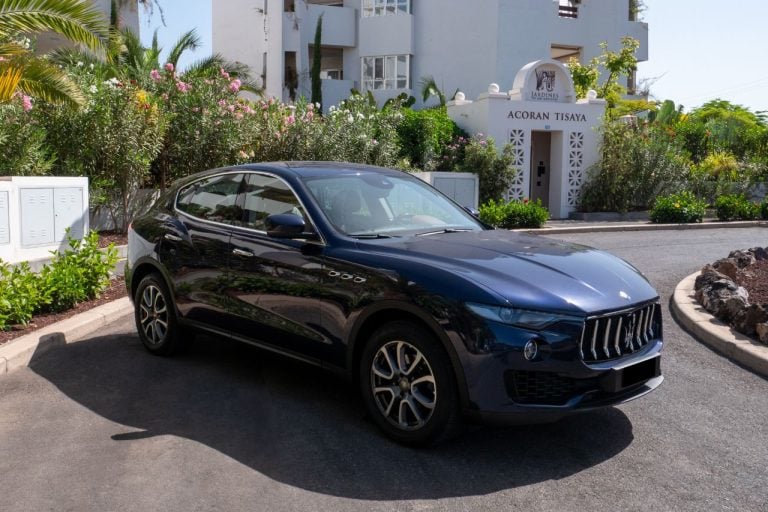 Наем роскошного внедорожника Maserati Levante в цвета синей военно-морской пехоты на Тенерифе