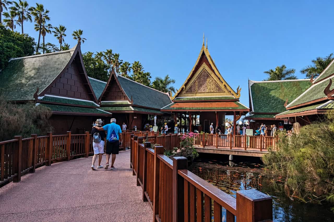 In Thaïs stijve dorpwandelweg in Loro Parque