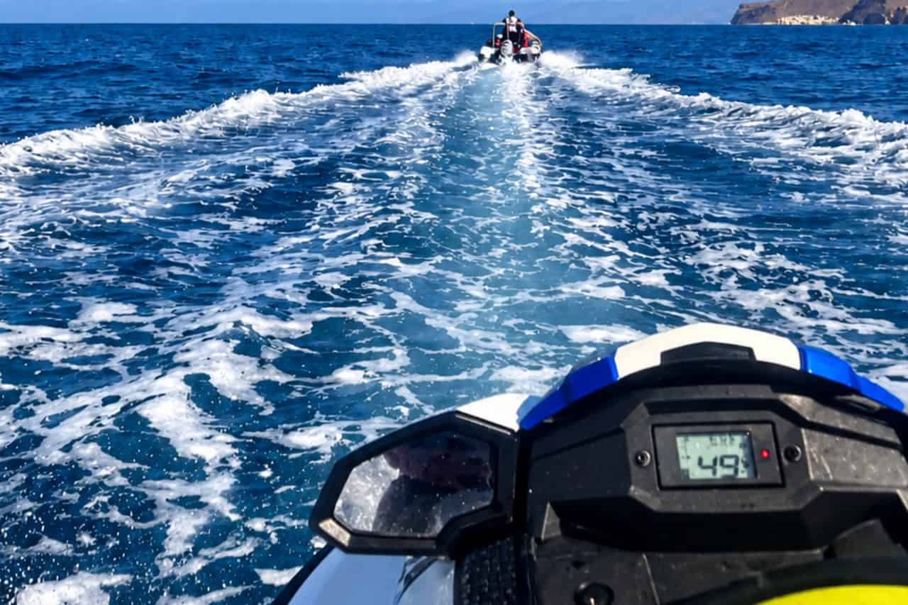 Pohľad z rýchlo sa plaviaceho vodného skútra Yamaha