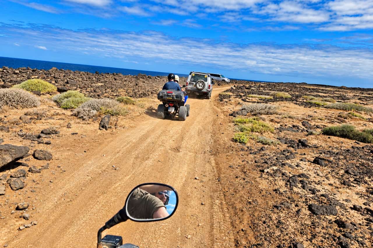 Voden ogled s kolesi na Lanzaroteju po off-road poti skozi vulkansko področje v bližini obale