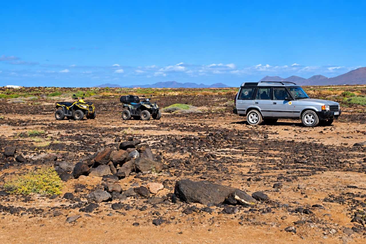Quadji in vodnik so se med vodeno vožnjo s quadom na otoku Lanzarote ustavili v vulkanskem pokrajini
