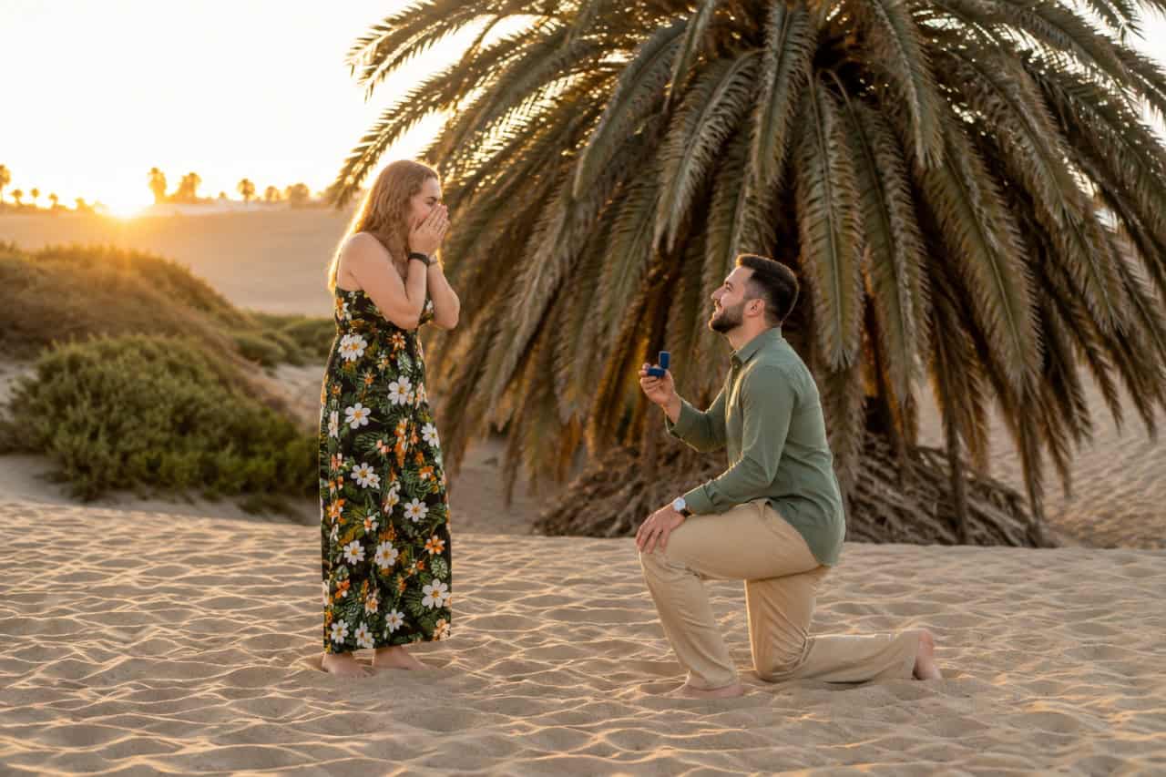 Surprise marriage proposal photoshoot at sunset in the Maspalomas dunes Gran Canaria