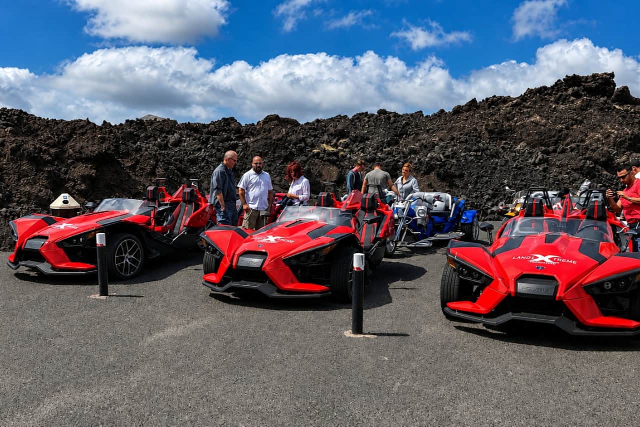 Slyngepærer parkeret ved et vulkansk udsigtspunkt på Lanzarote