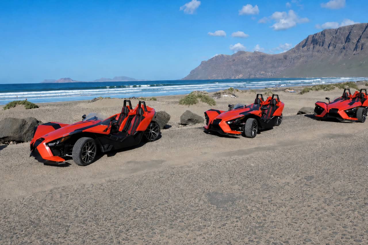 Slingshot-kolonne parkeret langs kystvejen på Lanzarote