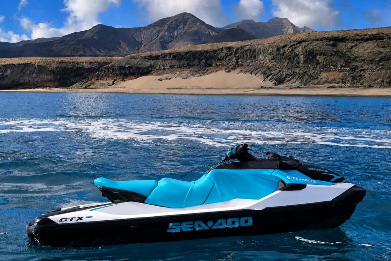 Skuter wodny Sea-Doo przy surowym południowym wybrzeżu Fuerteventury