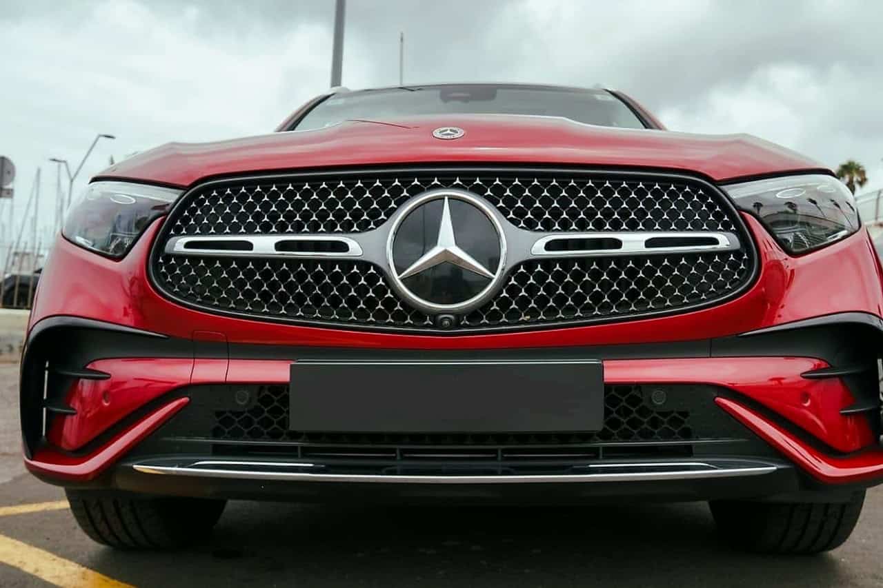 Close-up of the front grille and Mercedes star on the red GLC 300 de