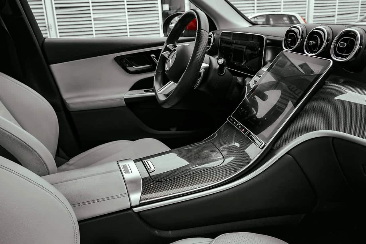 Centre console and passenger side of the Mercedes GLC 300 de with portrait touchscreen and light leather
