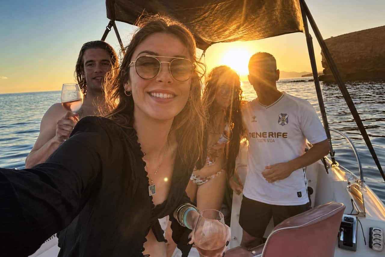 Friends taking a sunset selfie with drinks during a private boat trip in Fuerteventura