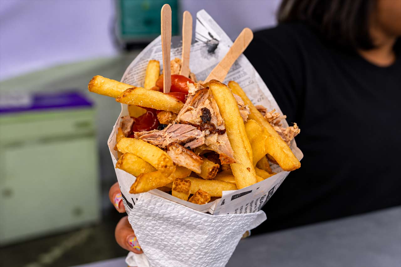 Mâncare stradală proaspătă de la festival, servită în timpul Oktoberfest în Puerto de la Cruz, parte din selecția largă de preparate sățioase și tarabe cu mâncare disponibile pe parcursul întregii sărbători.