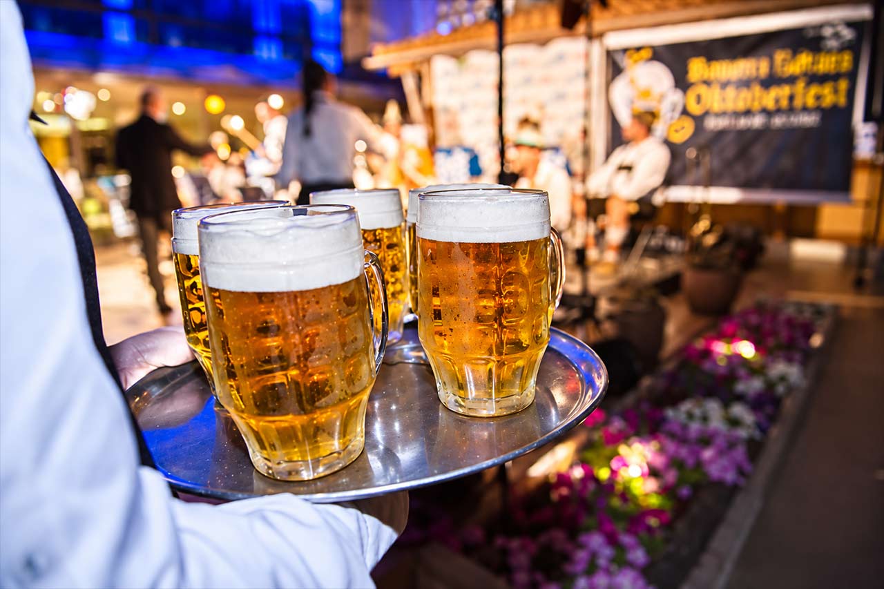 Bere rece servită în căni tradiționale de festival la Oktoberfest Tenerife, unde berile germane, din Insulele Canare și internaționale fac parte din sărbătoare.