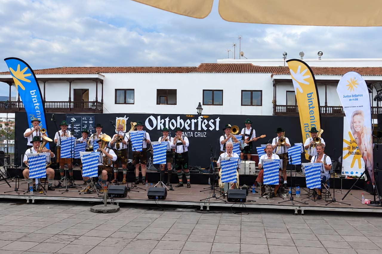 O fanfară bavareză cântă live în timpul Oktoberfest din Puerto de la Cruz, aducând muzica tradițională de festival german la celebrarea din Tenerife.