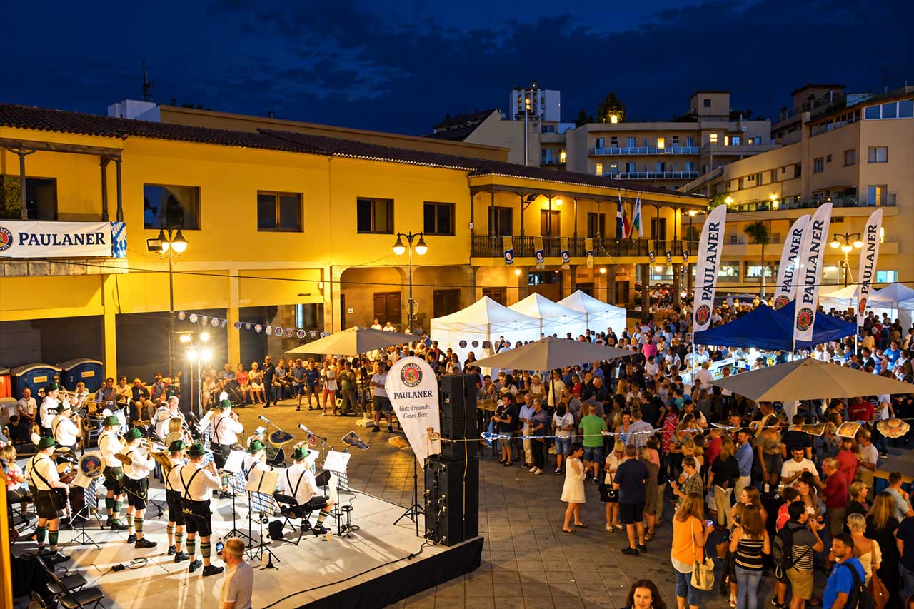 Oktoberfestul din Puerto de la Cruz prinde viață după lăsarea întunericului, cu o piață a festivalului animată, corturi cu mâncare și băutură, muzică live și mulțimi care se bucură de atmosfera de seară.