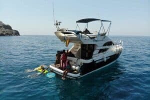 Fröhliche Touristen, die ihren maritimen Ausflug auf der Uno Keeper Yacht genießen und jeden Moment ihrer unvergesslichen Reise auskosten