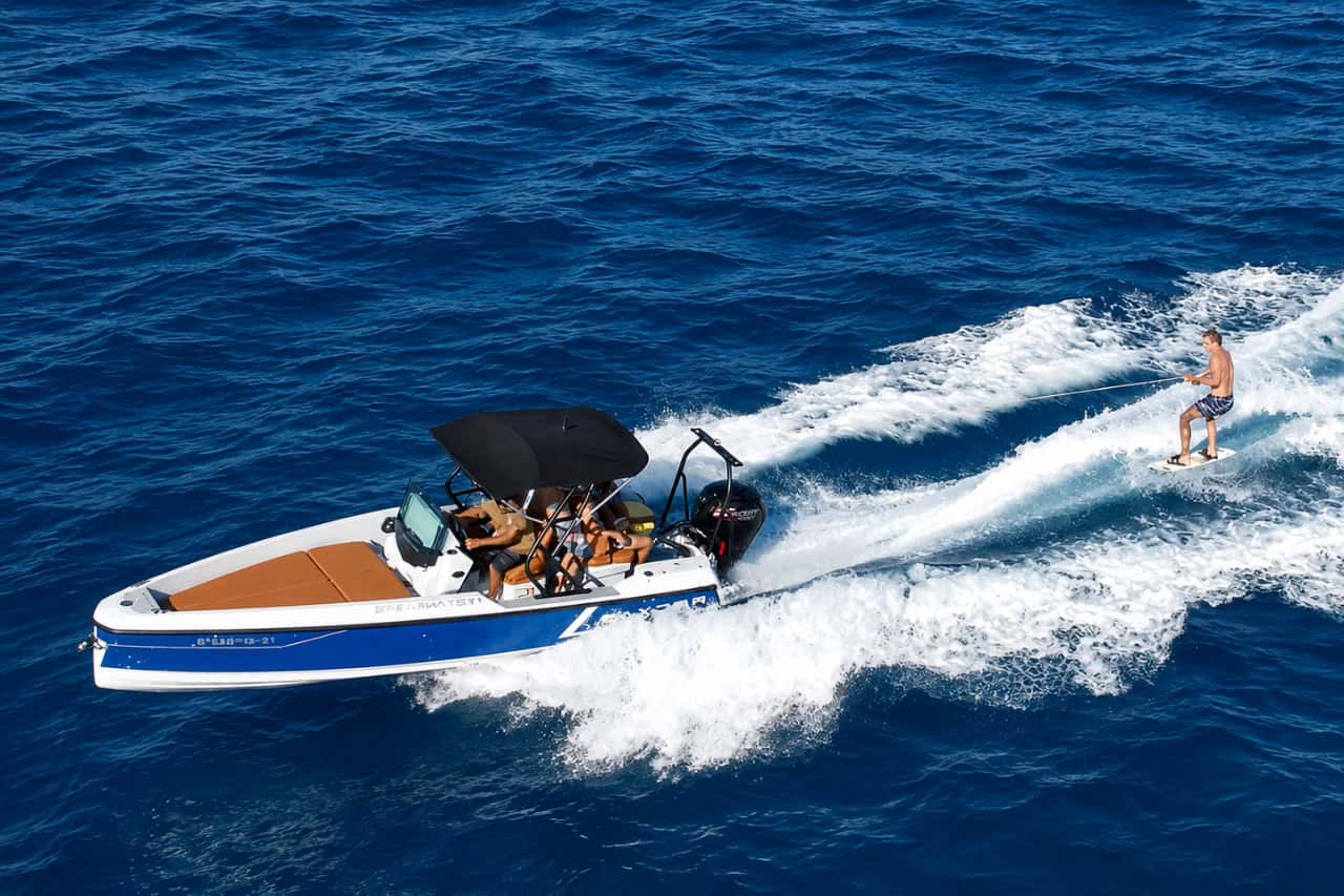 Motoscafo a pieno regime durante un noleggio barche a Lanzarote