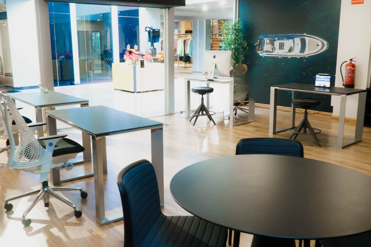 Im Büro Club Canary in Costa Adeje mit der Ausstellungswand und Sitzgelegenheiten für Gäste auf Teneriffa