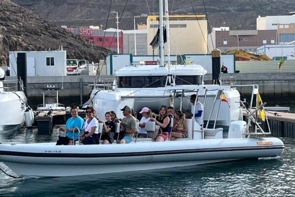 Gata de plecare într-o excursie cu delfini în Fuerteventura