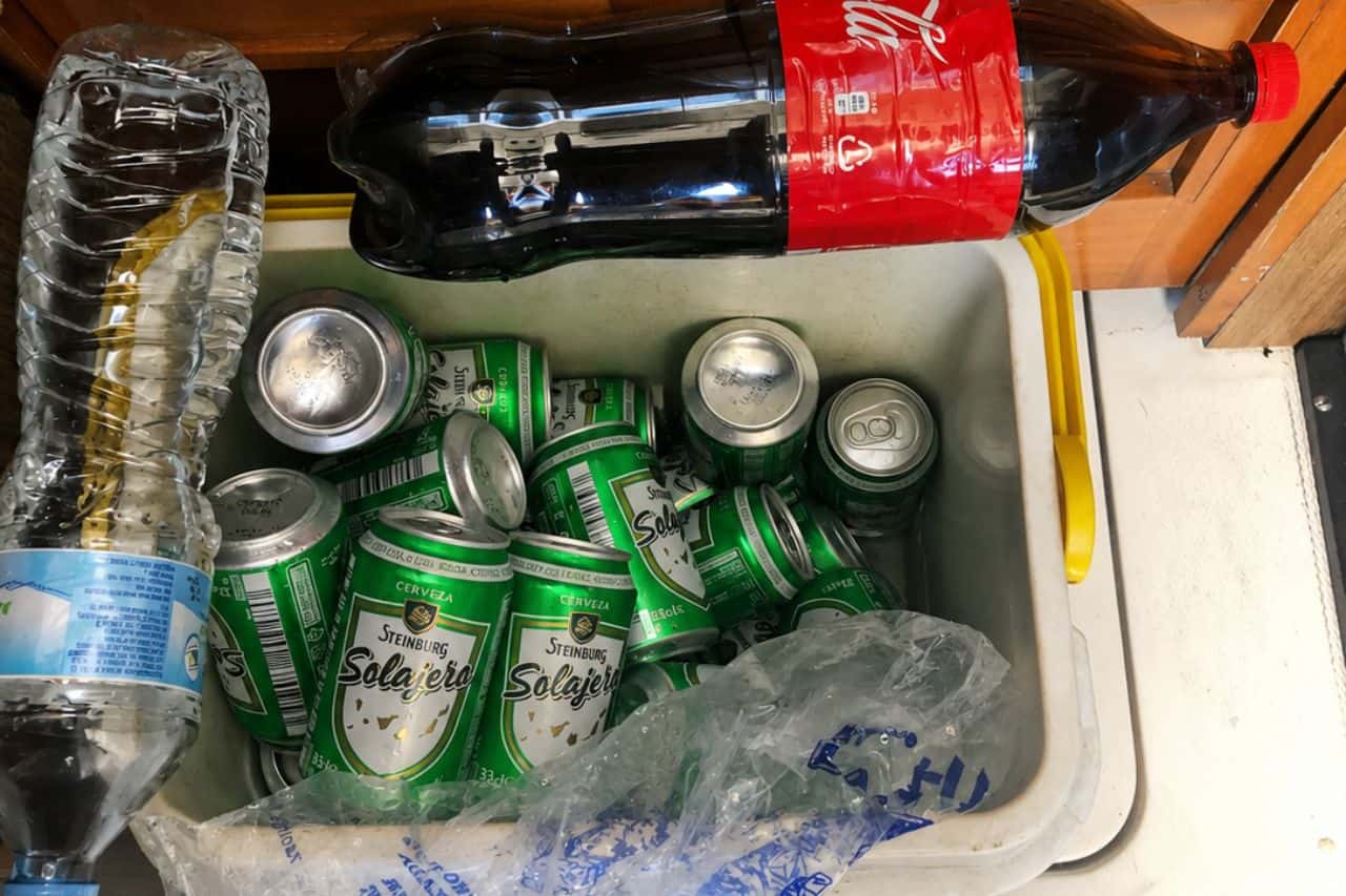 Samopostrežne pivo, brezalkoholne pijače in voda, ohlajeni na krovu med skupnim ribolovom na Tenerifih.