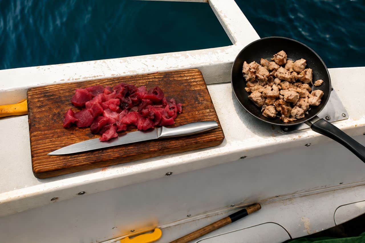 Verse vangst wordt aan boord bereid tijdens een vischarter op Tenerife