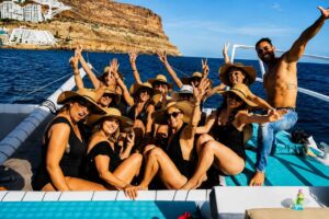 Menschen genießen die Atmosphäre an Bord eines Gran Canaria Partyboot-Katamurans