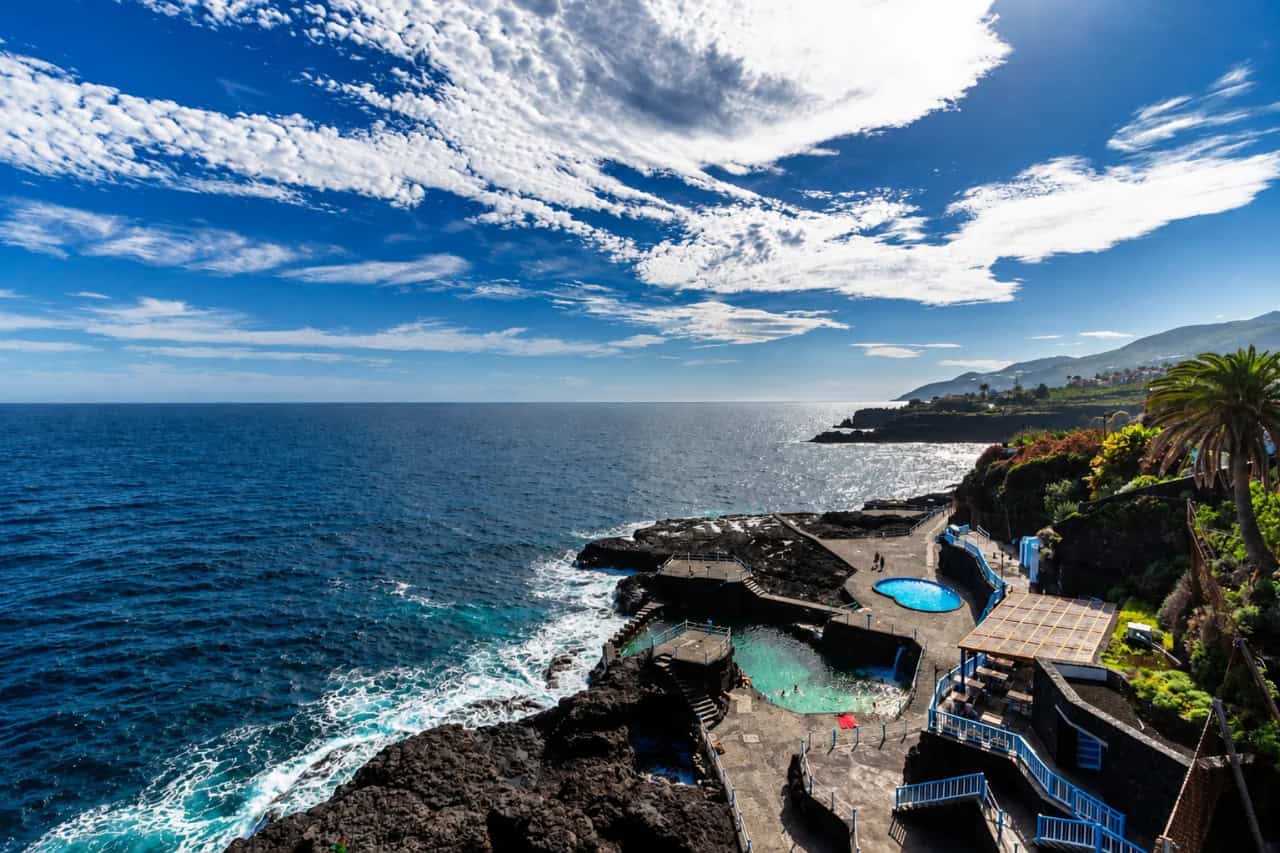 Jednodenní výlet na La Palmu z Tenerife s výhledem na vulkanické pobřeží ostrova